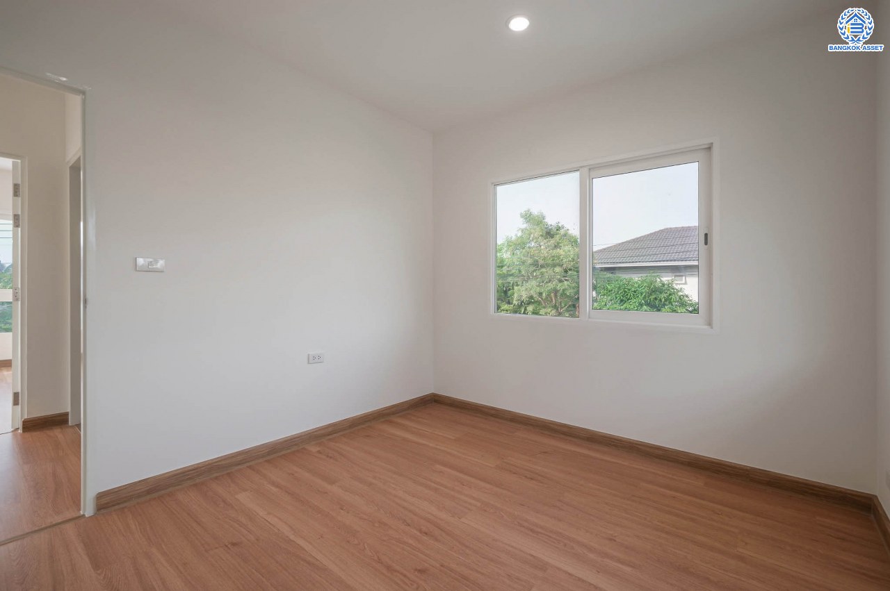 บ้านมือสองตกแต่งใหม่ จากแบรนด์Sansiri โครงการ คณาสิริ วัดพระเงิน หลังมุม ตกแต่งสไตล์โมเดิร์น เนื้อที่ 55.7 ตร.ว. ฟังก์ชัน 3 ห้องนอน 2 ห้องน้ำ 1 ห้องอเนกประสงค์ จอดรถได้ 2 คัน บนทำเลเดินทางสะดวก ใกล้รถไฟฟ้าสายสีม่วง "สถานีตลาดบางใหญ่" จุดขึ้นทางด่วน "ศรีรัช" และเซ็นทรัลเวสต์เกต